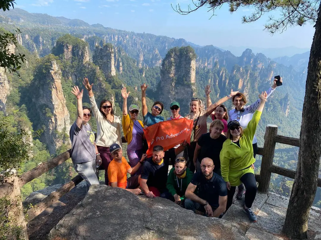 Группа Pro Adventure в горах Чжанцзяцзе